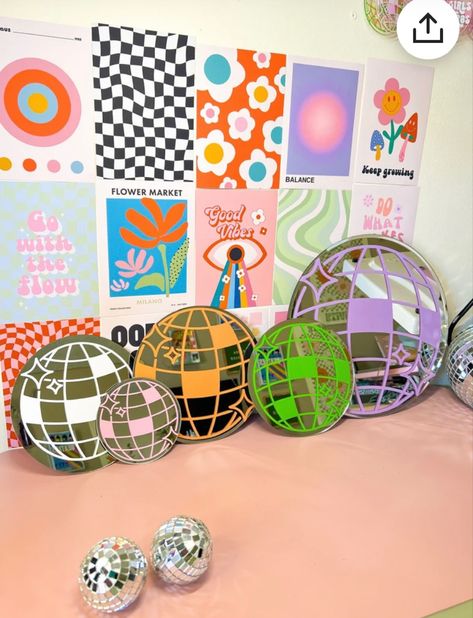 Groovy Decor, Spiegel Diy, Disco Mirror, Mirror Decals, Easy Room Decor, Mirror Room, Home Decor Aesthetic, Deco Studio, Decor Desk