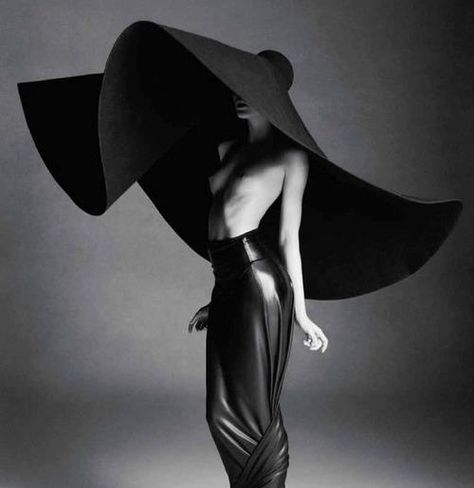 Philip Treacy, Big Hat, Love Hat, Wearing A Hat, Avant Garde Fashion, Derby Hats, White Photo, Yohji Yamamoto, White Outfits