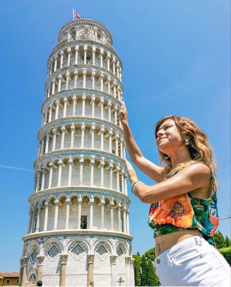 🎯Sevgili Gezen Tozan Kadınımız @hayallerincegezen İtalya Pisa’da geziyor. 🎈 . 🎯Bu fotoğraf Pisa kulesinden gelsin. 🦋Bitirildiği tarihten itibaren, ilk 5 yılını dik durarak geçiren, 3. katının tamamlanmasından sonra, güneye doğru eğilmeye başlayan Pisa Kulesi, Mucizeler Meydanı olarak bilinen Piazza dei Miracoli'de, aslında şehir katedralinin çan kulesi olarak yapılsa da ondan ayrı olarak, 1173'te inşa edildi. 🔆 Yapımına 1173'te başlanan ve inşası 199 yıl süren kulenin, savaş Leaning Tower, Leaning Tower Of Pisa, Pisa, Funny Pictures, Tower, Travel