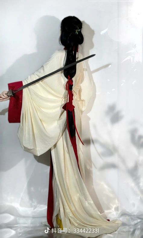 Chinese Aesthetic Outfit, Japanese Clothing Traditional, Hanfu Poses, Short Hanfu, Hanfu Reference, Aesthetic Hanfu, Chinese Inspired Dress, Chinese Oc, Traditional Chinese Hairstyle