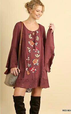 Love this! Bohomeian Style Outfits, Extra Dress, 1980 Fashion, Suede Fringe Vest, Cowgirl Style Outfits, Boho Beautiful, Floral Embroidered Dress, Lovely Clothes, Fun Family