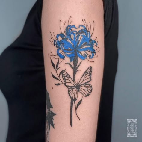 Red And Blue Spider Lily Tattoo, Blue Spider Lily Tattoo Design, Demon Slayer Flower Tattoo, Nana Inspired Tattoos, Blue Spider Lily Tattoo, Spider Lilly Tatoos, Japanese Spider Lily Tattoo, Japanese Inspired Tattoos, Blue Spider Lily