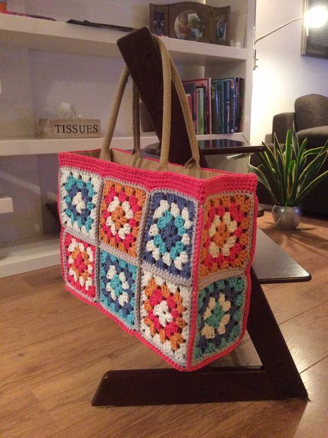 Knitting Bag Sewing Pattern, Jute Tas, Knitting Bag Sewing, Crochet Bag Tutorials, Crochet Bag Pattern Free, Bag Pattern Free, Granny Square Bag, Stil Boho, Crochet Bags Purses