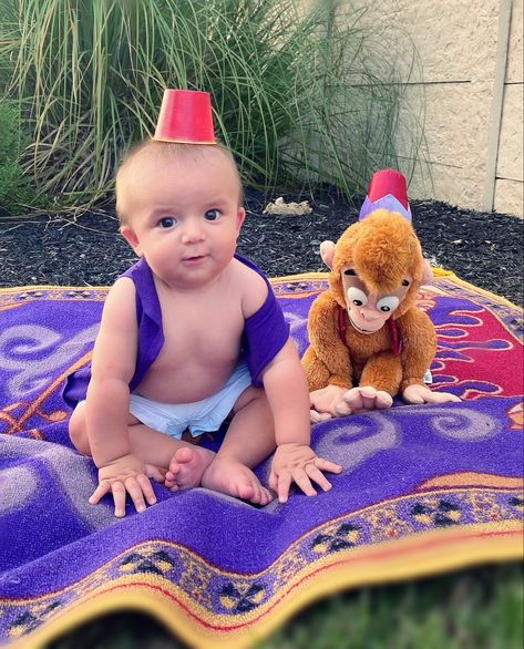 Disney Milestone Pictures, Disney Monthly Baby Pictures Boy, Disney Monthly Baby Pictures, Aladdin Photoshoot, Disney Newborn Pictures, Disney Baby Photoshoot, Infant Halloween Costumes For Boys, Baby Boy Disney, Disney Babies