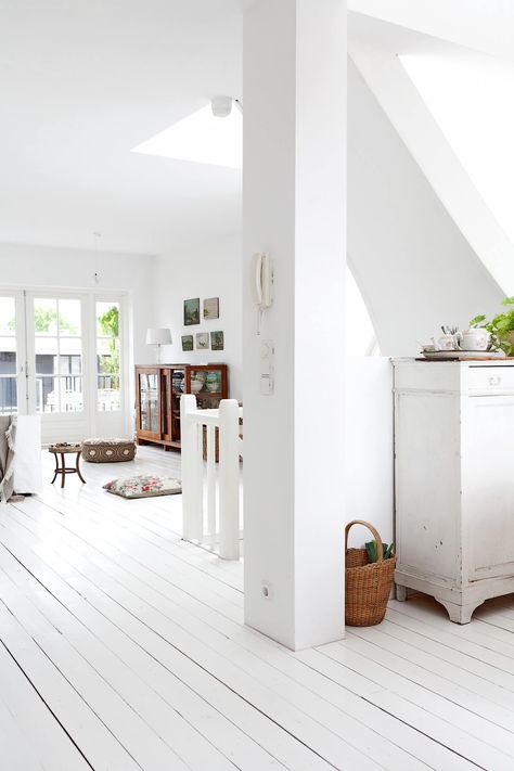 20 inspirations pour un parquet blanc White Painted Floors, White Wooden Floor, Interior Design Per La Casa, 아파트 인테리어, White Floors, White Rooms, Painted Floors, Wood Flooring, White Decor