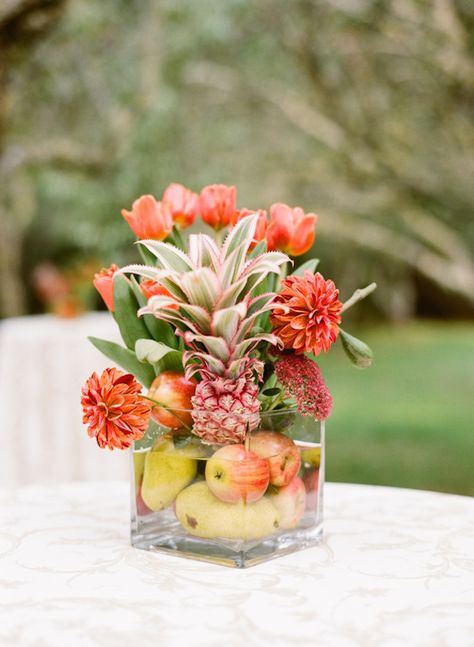 Pineapple Wedding Decor, Pineapple Centerpiece, Summer Wedding Centerpieces, Pineapple Wedding, Summer Wedding Diy, Fruit Centerpieces, Tropical Wedding Inspiration, Flowers And Fruit, Fruit Wedding