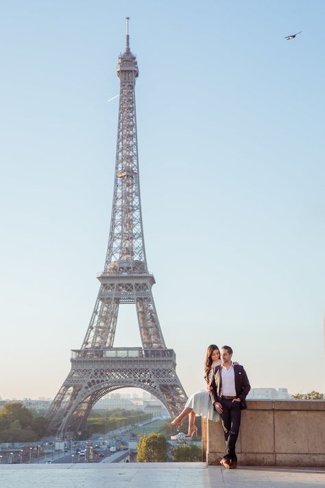 Paris Honeymoon Paris Honeymoon Outfits, Eiffel Tower Couples Photoshoot, Paris Picture Ideas Couple, Efel Paris, Honeymoon Paris, Paris Couple Pictures, Honeymoon In Paris, Couples Travel Photography, Paris Engagement Photos