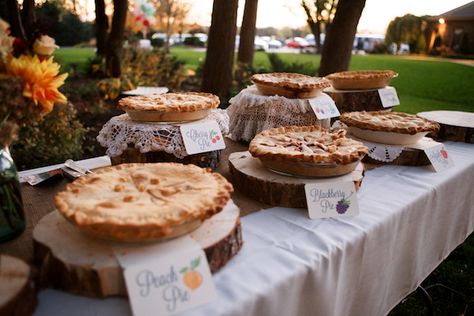 wedding pie table! Love the idea of something different Wedding Pie Table, Pie Bar Wedding, Pie Table, Wedding Food Display, Rustic Wedding Foods, Wedding Cheesecake, Buffet Dessert, Romantic Backyard, Wedding Pie