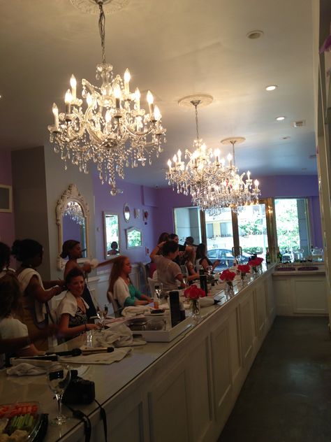 Blowout Bar DC.. Best place to start the girls night out ..$35 a blowout with complimentary champaign, wine and snacks . Genius Saloon Ideas, Nail Bar Ideas, Blowout Bar, Make Up Bar, Wine And Snacks, Blow Out Bar, A Blowout, Bakery Interior, Natural Manicure