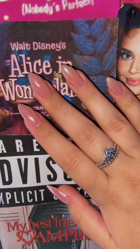 Pearl nails 💅🏻 Pink Hayley Bieber Nails, Haley Bieber Nails Pearl, Nude Pearl Nails, Uñas Hayley Bieber, Pearl Colored Nails, Hayley Bieber Nails, Nails Pearl, Pearl House, Bieber Nails