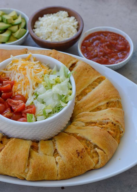 You'll love this Chicken Taco Crescent Ring at your next party! Creamy chicken, green chilis, and shredded chicken inside a flaky crescent roll crust makes for an easy, filling appetizer, lunch, or dinner. Cresent Roll Chicken, Crescent Roll Ring Recipes, Taco Crescent Ring, Crescent Chicken, Crowd Food, Taco Ring, Crescent Roll Crust, Chicken Crescent Rolls, Green Chilis