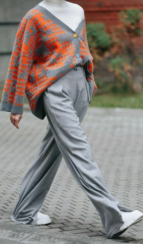 Grey And Orange Outfit, Gray Suit For Women, Details Outfit, Gray Outfit, Clothes Street Style, Orange Details, Grey And Orange, Simple Fall Outfits, Men Fashion Show