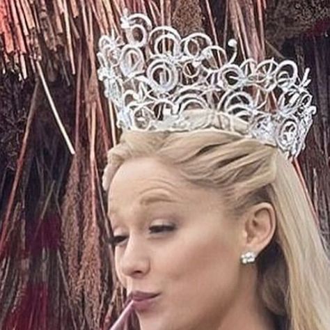 Ariana Glinda, Glinda Crown, Ariana Core, Wicked 2024, Oz Aesthetic, Glinda Wicked, Wicked Movie, Glinda The Good, Glinda The Good Witch