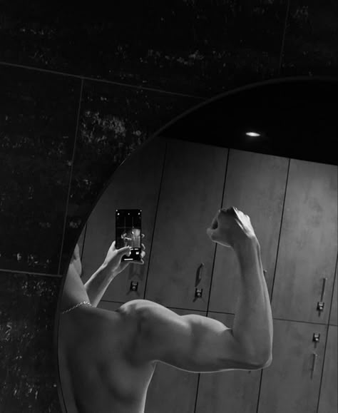 Gym Men Motivation, Bodybuilding Pictures, Gym Mirrors, Gym Boy, Gym Pictures, Gym Guys, Gym Photos, Cool Instagram, Cute Photography