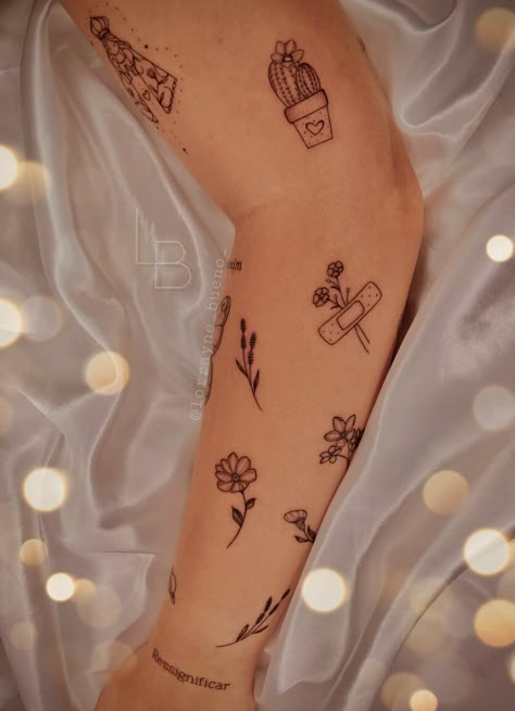 Tatuagem Minimalista e delicada: Beleza na Simplicidade - Blog Tattoo2me Tattoo Mini Cute, Tattoo Minimalista Feminina, Flash Tattoo Feminina, Mini Tattoo, Matching Patterns, Tattoo Feminina, Minimal Tattoo, Mini Tattoos, Minimalist Tattoo