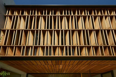 Louvers Facade, House Wilson, Facade Window, Nupur Kanoi, Admin Building, House And Wilson, Facade Pattern, Wood Facade, Cladding Design