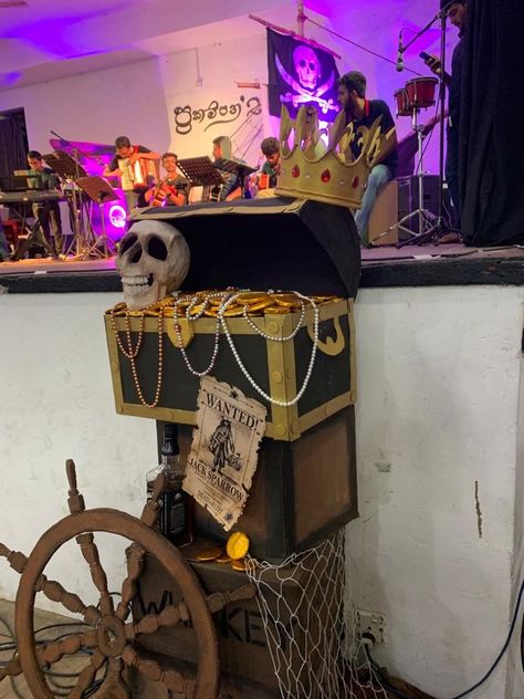 #pirates #humanskull #treasure box #ship Pirate Trunk Or Treat Ideas For Suv, Pirates Decorations, Bierocks Recipe, Pirate Halloween Decorations, Fall Crafts Decorations, Pirate Props, Pirate Skeleton, Halloween Diy Outdoor, Pirate Decor