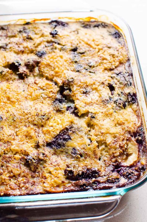 Make this Quinoa Breakfast Bake Recipe with berries for a week of healthy and easy breakfasts. Serve warm with creamy yogurt and come back to thank me after. Overnight Quinoa Breakfast, How To Eat Quinoa, Quinoa Breakfast Bake, Healthy Breakfast Baking, Quinoa Recipes Breakfast, Quinoa Bake, Greek Breakfast, Quinoa Recipes Easy, Breakfast Quinoa