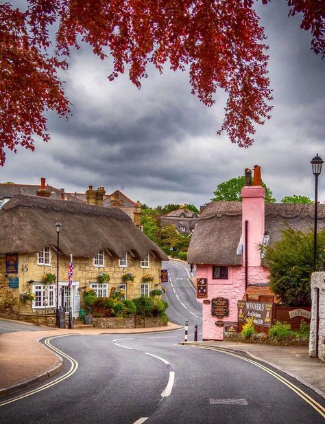 Shanklin Isle Of Wight, Isle Of Wight England, Country Living Uk, British Architecture, English Village, Thatched Roof, Winding Road, England And Scotland, Beautiful Villages