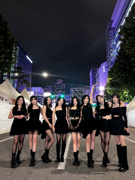 Fromis9 Saerom, Korean Friends, Black Hair Dye, Korean Best Friends, Friend Poses, Friend Photoshoot, Best Friend Pictures, Kpop Outfits, Mean Girls