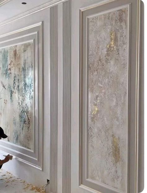 Bidding On Wall, Wall Bidding Design, French Wall Molding, Classic Interior Design Living Room, Apartment Bathroom Design, Painting Textured Walls, Living Room Wall Designs, High Ceiling Living Room, Modern Style Bedroom