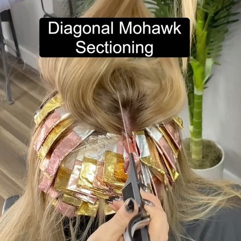 𝖡𝖺𝗅𝖺𝗒𝖺𝗀𝖾 𝖠𝗋𝗍𝗂𝗌𝗍 | 𝖤𝖽𝗎𝖼𝖺𝗍𝗂𝗈𝗇 on Instagram: “⚠️Diagonal Mohawk Sectioning⚠️ After at End! ❗️Captions In video of my pattern and how I approach this❗️ ————————————————————- 🔺 Used…” Mohawk Highlights, Lived In Blonde, Brunette Highlights, Hair Tutorials, Hair Tutorial, Balayage, Hair Wrap, Foil, Highlights