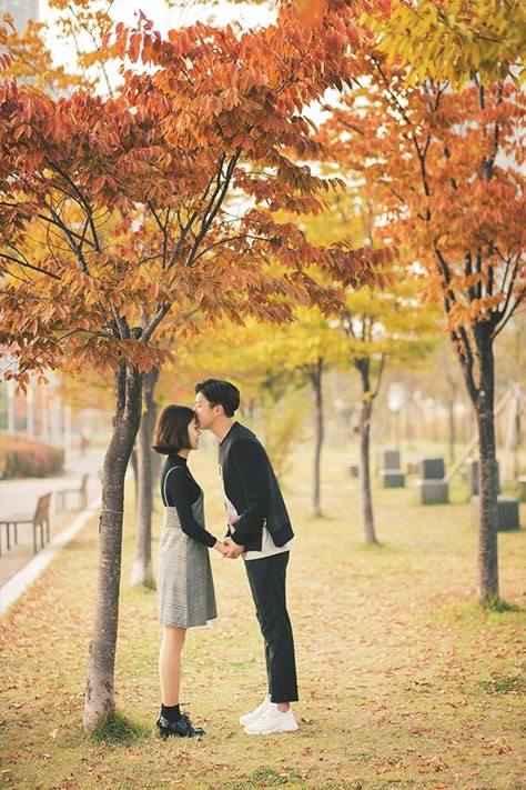 Korea Autumn Casual Couple Photoshoot At Songdo Central Park | Junghoon | OneThreeOneFour Couple Romantic Photoshoot, Romantic Photoshoot Ideas, Couple Photo Poses, Poses For Guys, Prenup Photos Ideas, Korea Autumn, Prenuptial Photoshoot, Casual Photography, Korean Couple Photoshoot