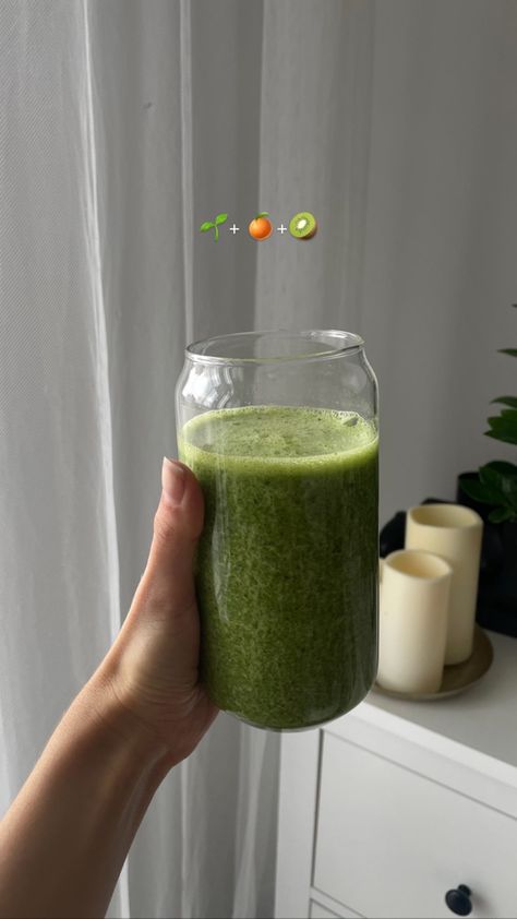 Smootnie smoothie arsthetic aesthetic glass Smoothie Glass Aesthetic, Green Smoothie Aesthetic, Vitamins Aesthetic, Wheatgrass Smoothie, Smoothie Glass, Happy Habits, Aesthetic Glass, Morning Juice, Veggie Smoothies