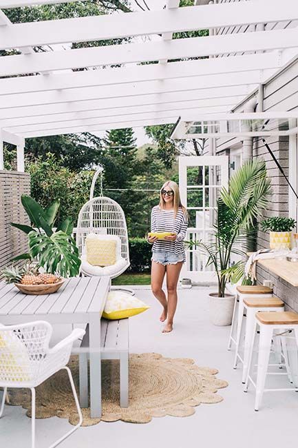 A splash of tropical colour! This Queensland beach house really makes my heart sing. I love the all white palette with the pops of lemon and lime. My favourite feature is the alfresco area with the ex Alfresco Area, Beach House Style, Have Inspiration, Beach House Interior, Outdoor Inspirations, Style At Home, Outdoor Rooms, Outdoor Areas, Outdoor Entertaining