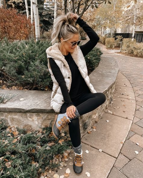 Bonfire Outfit, Rain Boot Outfit, Outdoor Outfits, Cozy Clothes, Winter Boots Outfits, Walking Outfits, Disney Outfit, Nashville Outfits, Outwear Women