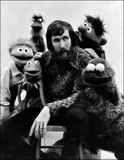 Jim Henson with some Sesame Street Muppets Jim Henson Puppets, Sesame Street Muppets, Fraggle Rock, The Muppet Show, Kids Tv Shows, The Muppets, Nyan Cat, The Dark Crystal, Kermit The Frog