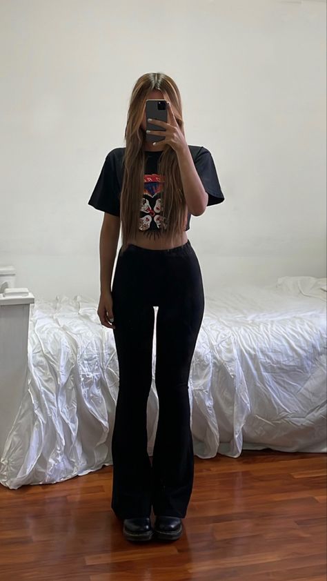 All Black Flare Pants Outfit, Flare Pants Business Outfit, Stretchy Flare Pants Outfit, Bota Campana Pantalon Outfit, Black Curdory Pants Outfits, Flare Yoga Pants Outfit Summer, How To Style Black Flared Pants, Black Courdory Pants Outfits, Flare Pants Outfit Summer