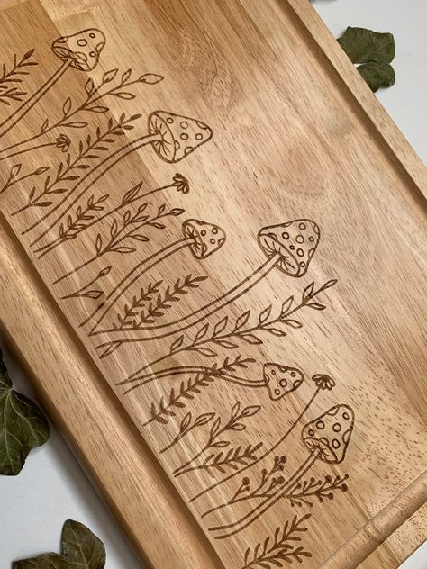 Pyrography Chopping Board Ideas, Wood Burning Chopping Board, Wood Burning Gift Ideas, Chopping Board Ideas, Wood Engraving Ideas, Wood Burning Designs, Wood Burning Ideas, Wood Burned Gifts, Wood Etching