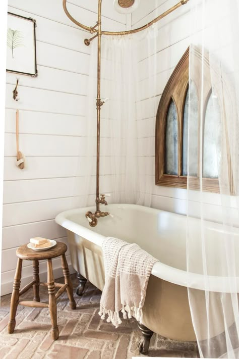 Small Bathroom With Clawfoot Tub, Bathroom With Clawfoot Tub, Baie Vintage, Design Interior Baie, Modern Small Bathrooms, Decor Ikea, Cottage Bathroom, Interior Minimalista, Interior Vintage