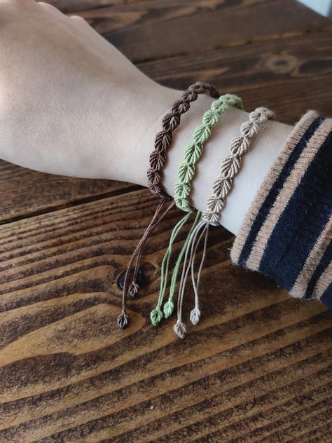 Leaf Macrame Knotted Bracelet - Etsy.de Macrame Cord Bracelet, Crochet Leaf Bracelet, Macrame Rakhi Designs, Tie Bracelet Knot, Mountain Bracelet Pattern, Macrame Beaded Bracelet, Thread Braslets, Leaf Friendship Bracelet, Leaf Macrame Bracelet