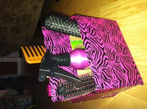 Turn an old beverage carton into a unique hair beauty organizer. I used a Winecooler 6pack carton because it was the right hight to hold brushes and spray bottles and stuff. Then I covered the outside with my daughter's favorite duct tape in the fabulous pink and black zebra print because this is for her room. I wish I could show a "before" picture! ~~Stay Fabulous!!! Trashy Aesthetic, Duct Tape Projects, Beauty Organizer, Tape Ideas, Duct Tape Crafts, Pink Crafts, 5 Min Crafts, Beauty Organization, Ideas Hogar