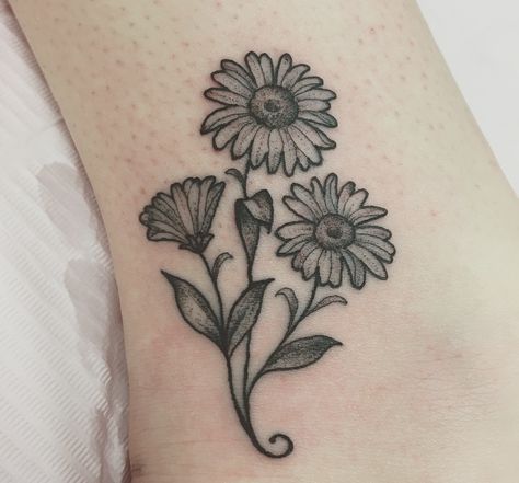 Daisy Tattoo Three Daisies Tattoo, Old School Daisy Tattoo, Daisy Flower Tattoos, Flower Tattoo On Side, Wrist Tattoo Cover Up, Grunge Tattoo, Flower Wrist Tattoos, Flower Tattoo Back, Daisy Tattoo