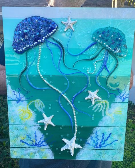 Jellyfish Mosaic Art, Jellyfish Art Project, Jellyfish Decor, Jellyfish Wall Art, Seashell Art Diy, Jellyfish Decorations, Beach Craft, Sea Glass Mosaic, Glass Shards