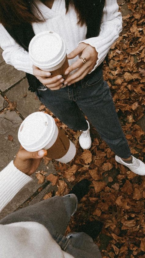 Bestie Fall Photoshoot, Fall Aesthetic Friends, Coffee With Friends Aesthetic, Friends Drinking Coffee, Wallpaper School, All For His Glory, Georgia Trip, 90s Chic, Cottagecore Fall