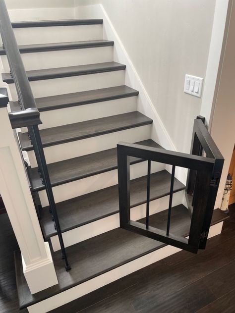 Dog Gates For Stairs, Baby Gate For Stairs, Diy Baby Gate, Stair Gate, Dog Stairs, Smart Tiles, Kitchen Remodel Ideas, Diy Stairs, Dog Gate