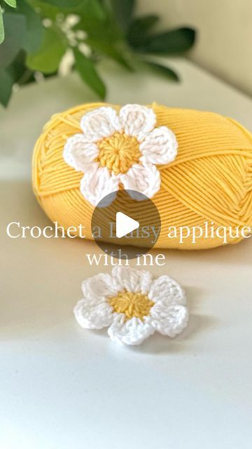 Daisy Applique Pattern, Daisy Applique, Quick Crochet Projects, Daisy Bags, Yellow Yarn, Gifts Crochet, Accessories Crochet, Applique Stitches, Crochet Flowers Easy