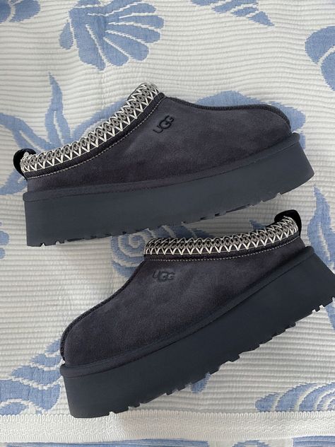 Ugg Slippers Aesthetic, Blue Ugg Slippers, Chilly Outfits, Navy Blue Uggs, Uggs Outfit Winter, Blue Uggs, Dream Sneakers, Cute Uggs, Slippers Heels