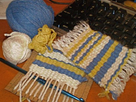 Yarn mug rugs--weaving shop for older kids. Gingerbread Snowflakes, Summer Activity For Kids, Woven Coasters, Free Summer Activities, Weaving For Kids, Spool Knitting, Saori Weaving, Diy Summer Crafts, Mug Rug Patterns