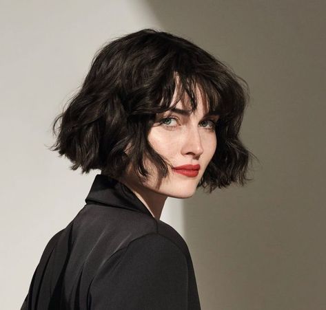 Parisian Hair, French Haircut, Haircut Inspo, Brunette Bob, French Bob, Liquid Hair, Chop Chop, Modern Haircuts, Trending Haircuts