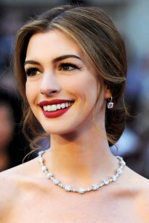 Is there such a thing as small lips rocking a red lip? Oscar Hairstyles, Anne Hathaway, Without Makeup, 인물 사진, Famous Faces, Celebrity Hairstyles, Famous Celebrities, Celebrities Female, Favorite Celebrities