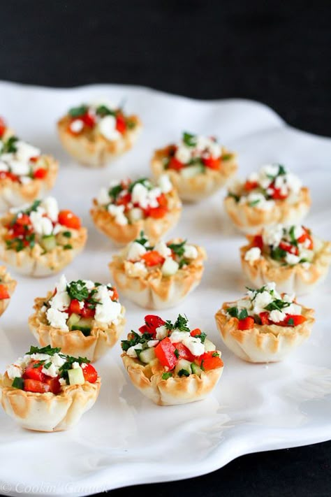 Mini Hummus and Roasted Pepper Phyllo Bites...Quick and easy appetizers! Only 67 calories and 2 Weight Watcher Freestyle SP #appetizer #recipe #vegetarian Phyllo Bites, Bridal Shower Appetizers, Shower Appetizers, One Bite Appetizers, Decorações Com Comidas, Cocktail Appetizers, Small Appetizers, Quick And Easy Appetizers, Appetizer Bites