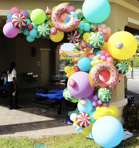 Candy Balloon Garland, Candyland Party Theme, Arch Column, Vanellope Y Ralph, Backdrop Arch, Candy Themed Party, Candy Balloons, Candy Land Birthday Party, Balloon Garland Diy