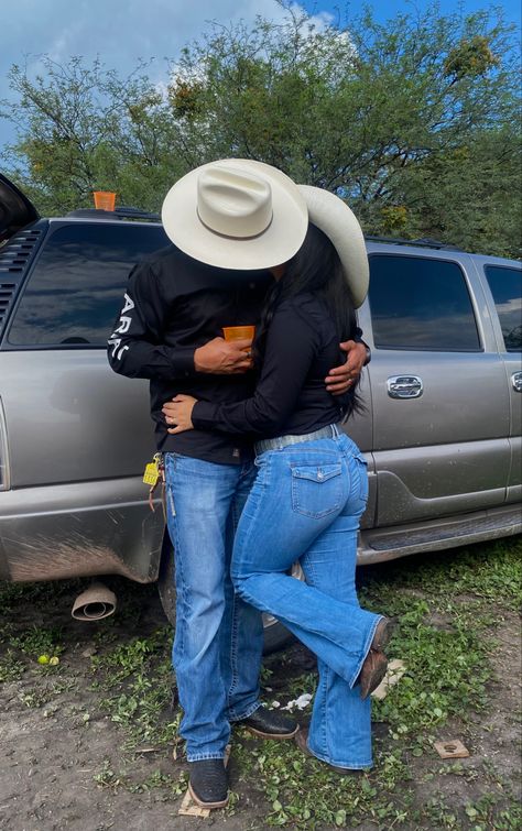 Couple Cowboy Outfits, Cowboy Boyfriend Aesthetic, Jaripeo Couple Outfits, Vaquera Outfit Couple, Cowboy Cowgirl Couple, Cowboy And Cowgirl Couple, Vaquero Couple Photoshoot, Takuache Couple Pictures, Vaquero Couple