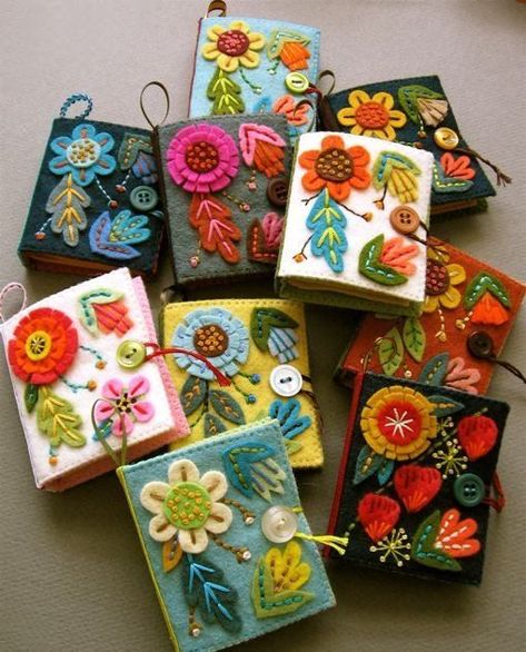 Sampul Binder, Felt Crafts Flowers, Penanda Buku, Needle Books, Wool Appliqué, Needle Cases, Felt Embroidery, Wool Projects, Needle Book