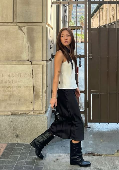 Solid Maxi Skirt Outfit, Swampcore Outfits, Biker Boots Outfit, Blair Waldorf, How To Pose, Looks Style, Mode Inspiration, Bella Hadid, Fashion Killa